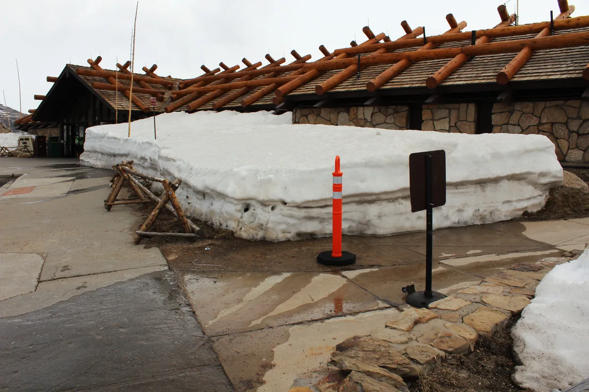 Alpine Visitor Center and Fall River Pass